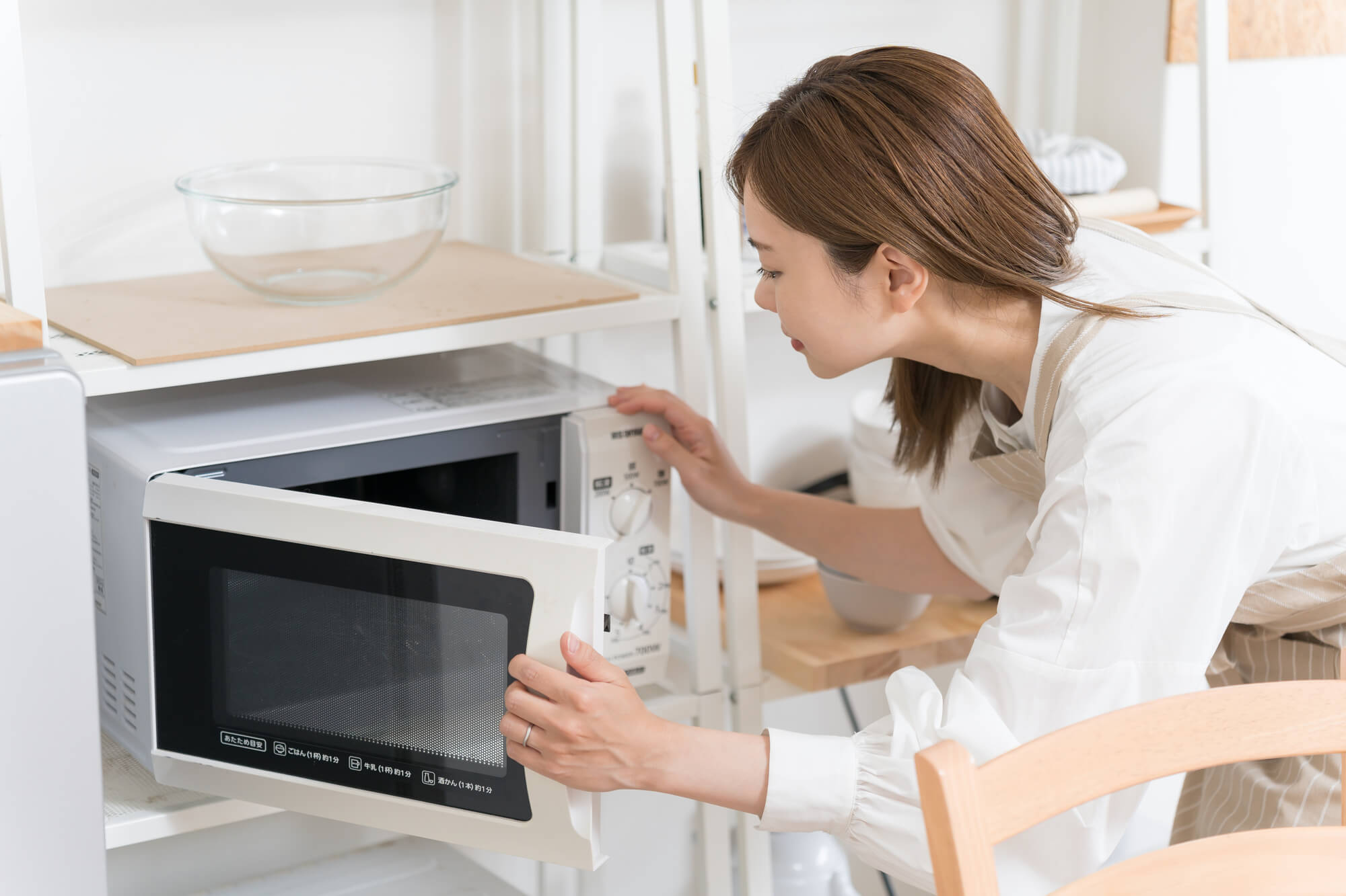 電子レンジと女性