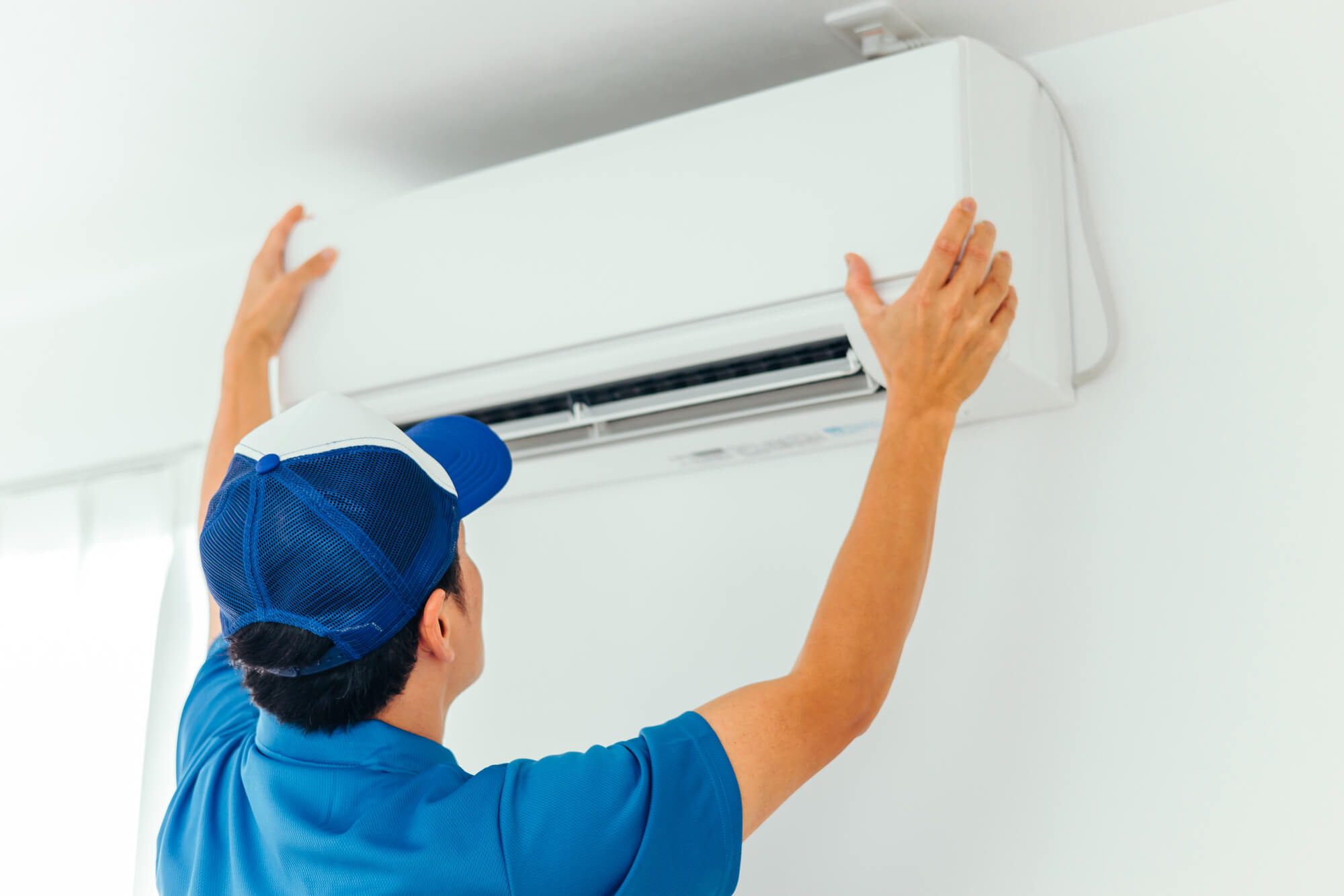 男性とエアコン