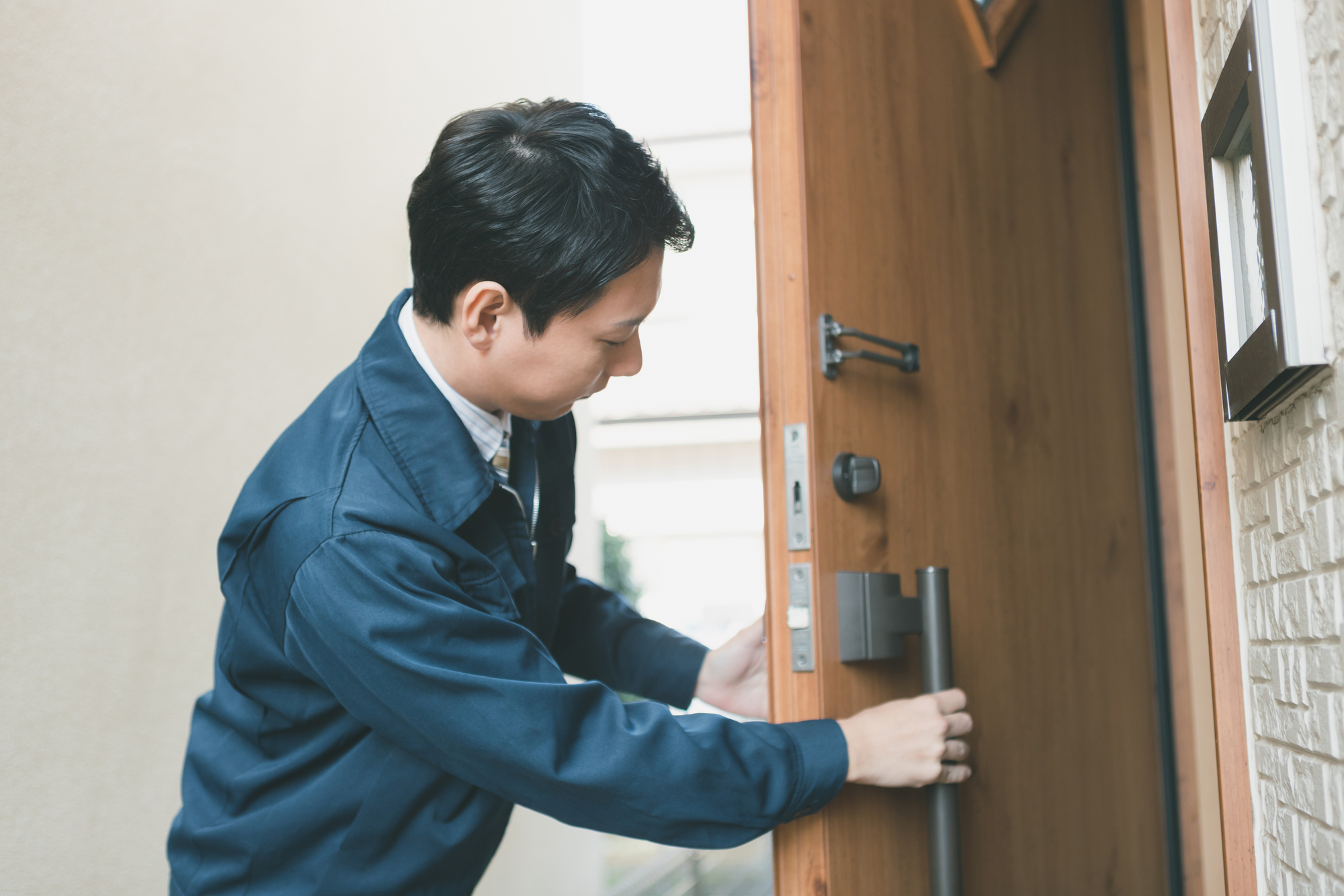 玄関の鍵の交換費用の相場は？DIYとの比較｜相談窓口や対処法を解説