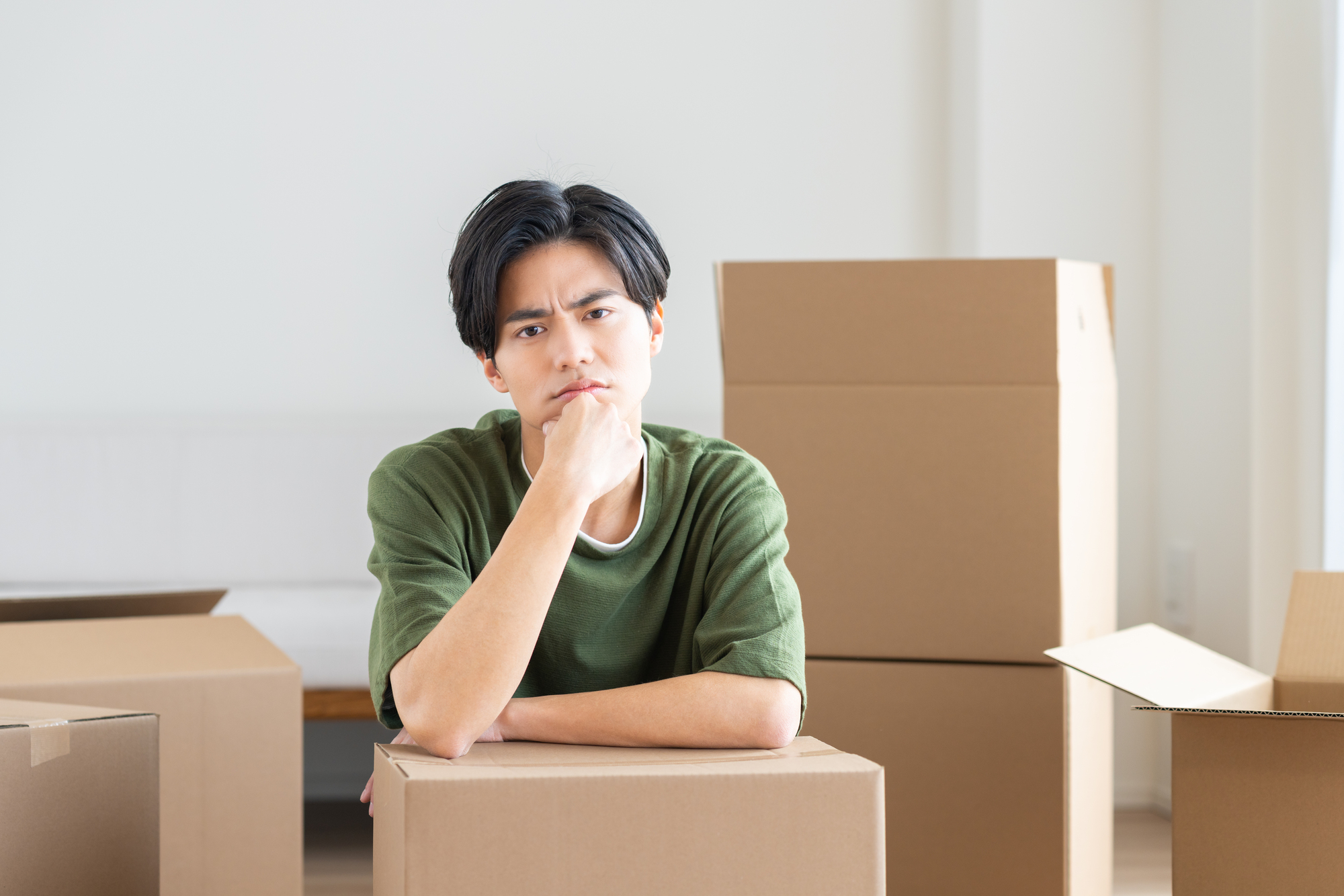引っ越しに悩む男性