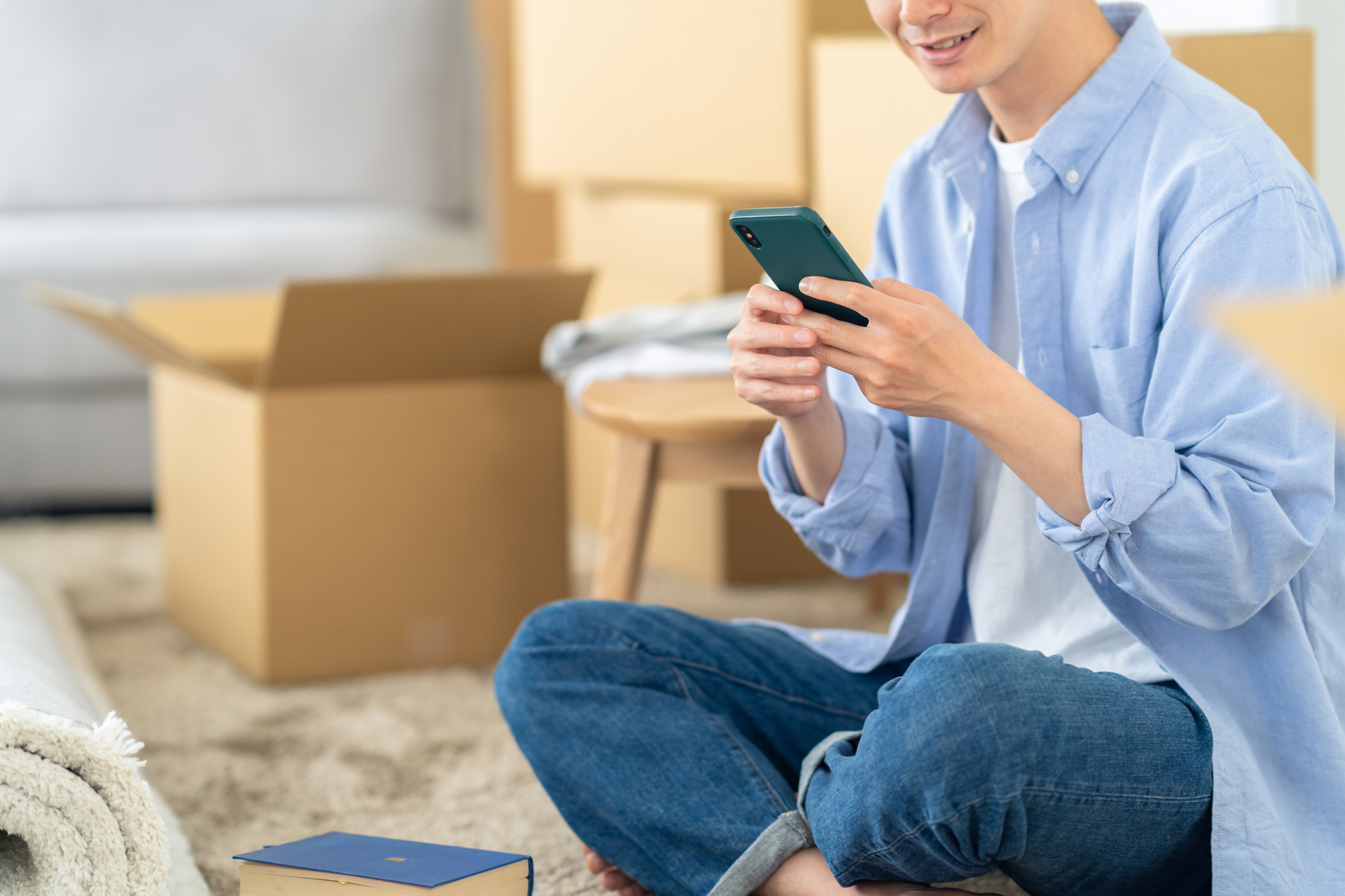 スマホを操作する男性