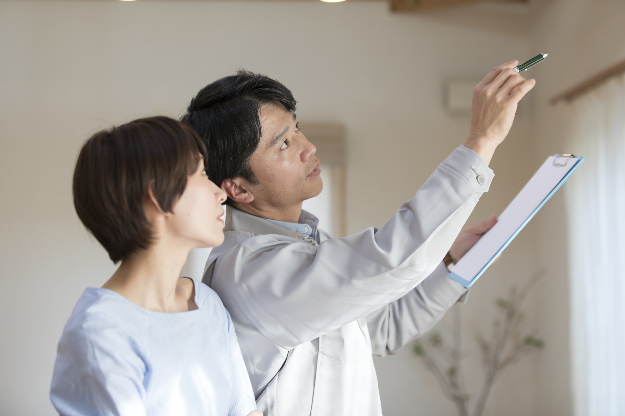 業者と話す女性