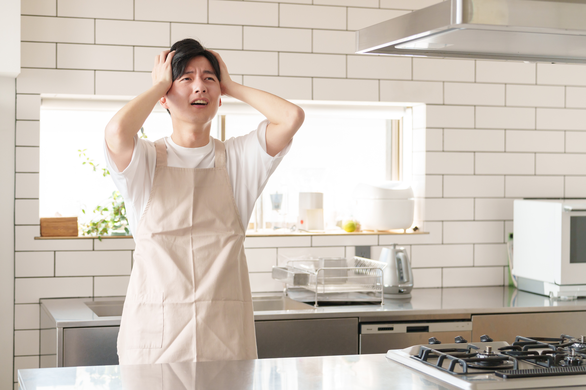 キッチンで困っている男性