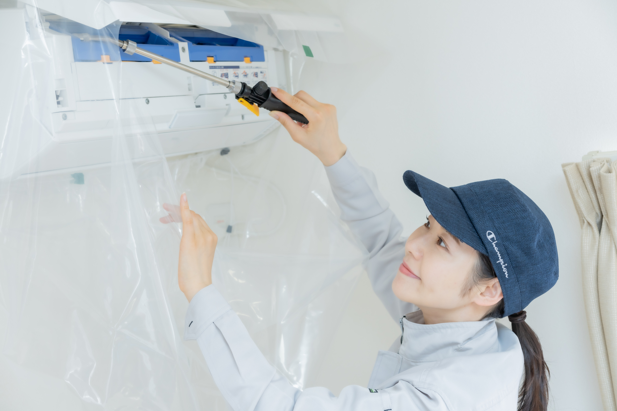 エアコンを掃除する業者