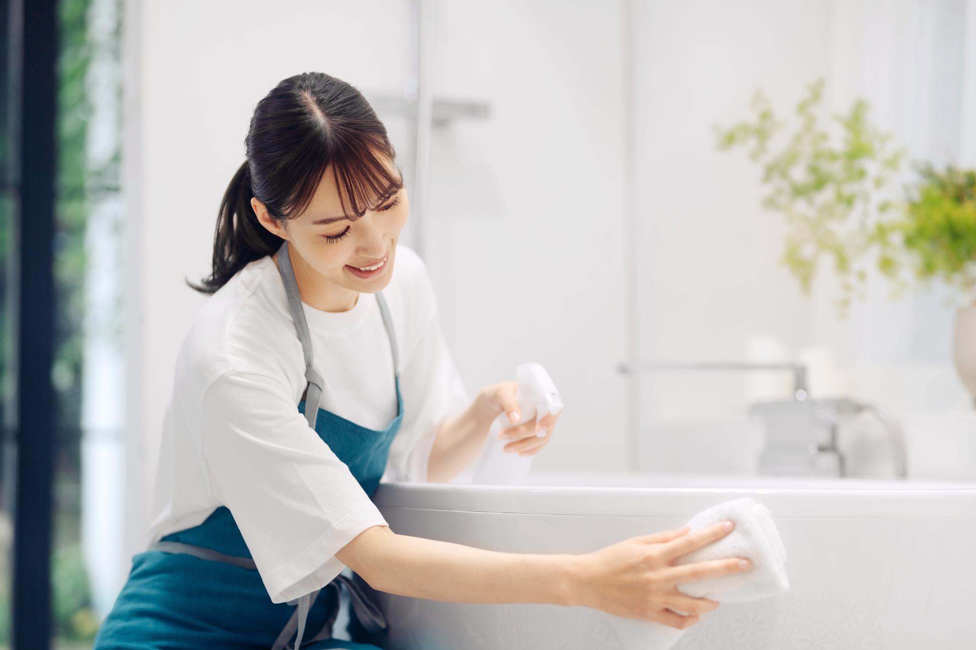 風呂掃除のやり方｜汚れの種類別に落とし方ときれいに保つコツを解説