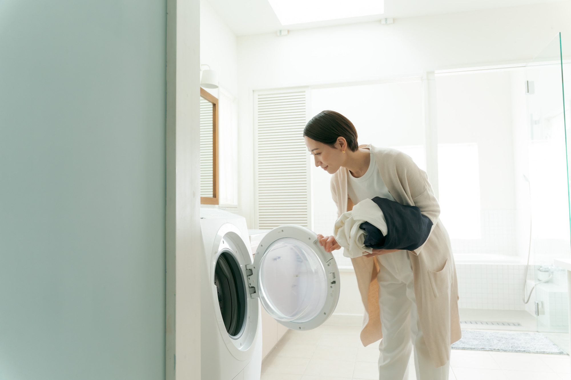 洗濯機を開ける女性