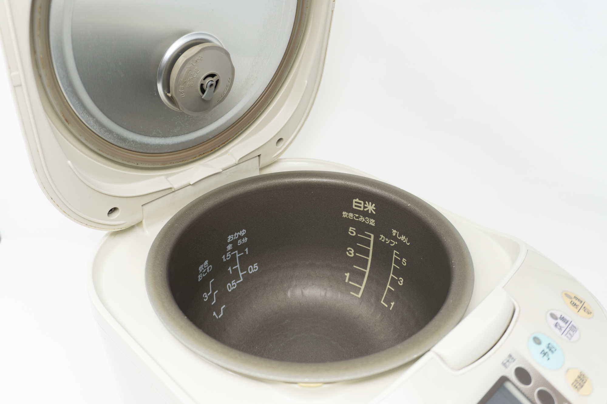 炊飯器の内側と目盛り