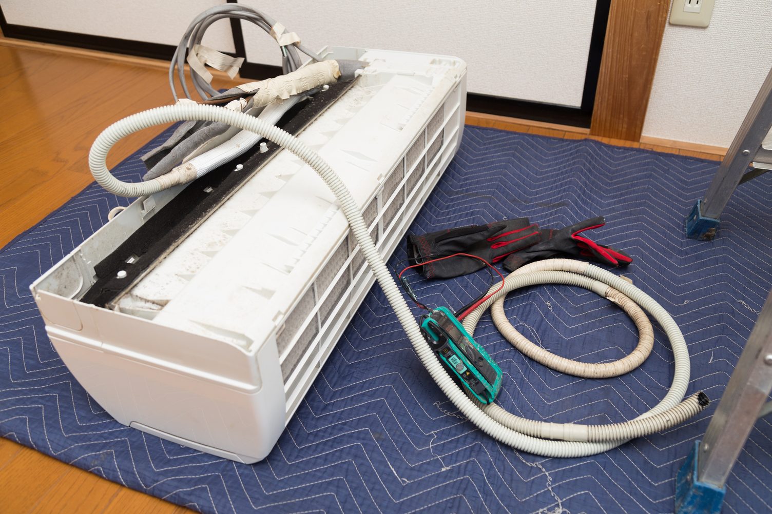 引っ越し時にエアコンはどうする？移設・処分・買い替えの判断基準を解説
