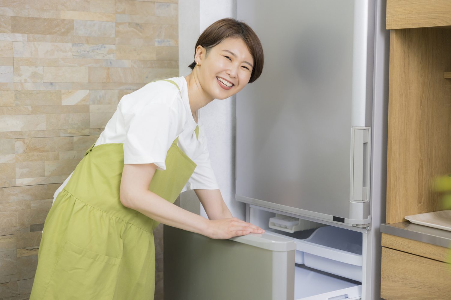 冷蔵庫のブーン音がずっと続く原因は？正常音と故障サインの見分け方を解説